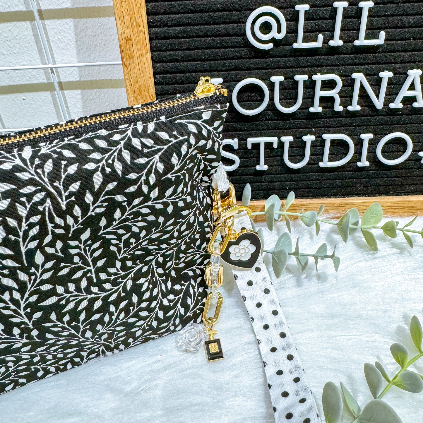 Classic Black Leaves With Keycharm