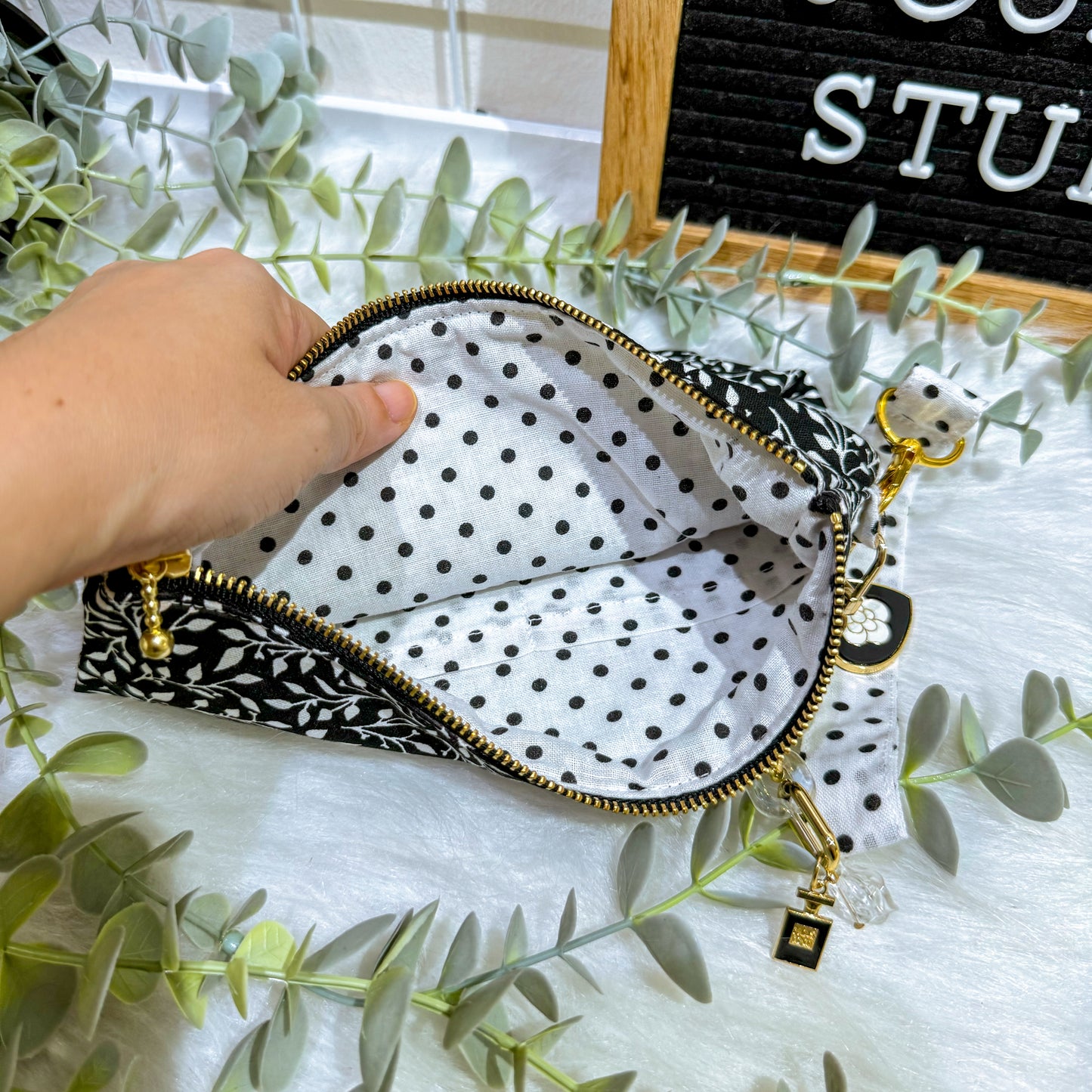 Classic Black Leaves With Keycharm